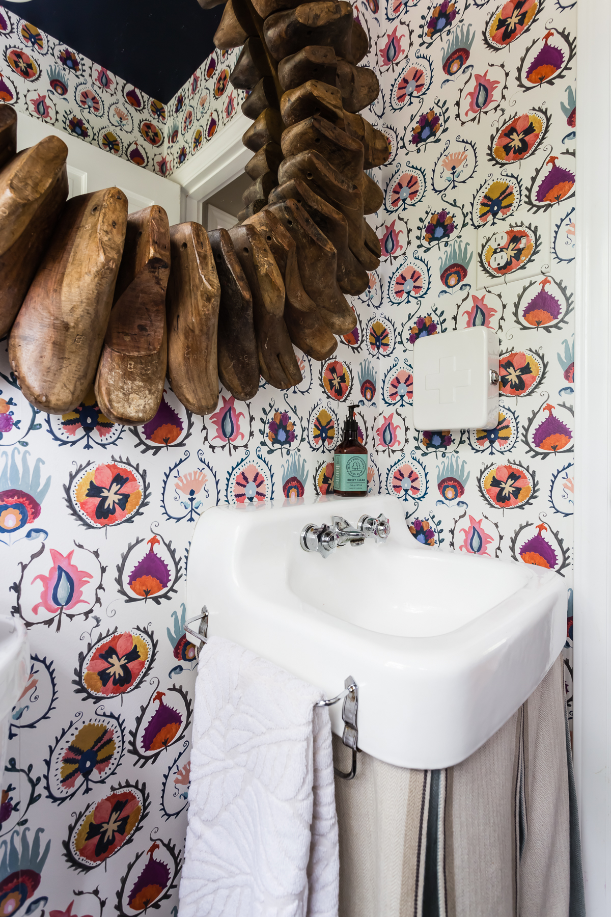 Cate Holcombe Interiors Powder Room ORC Pic by Cat Nguyen
